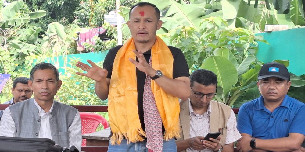 नेपाली काँग्रेसका क्रियाशिल सदस्य तथा तरूण दलका सचिव सहितकाे टाेलि पनि एमालेमा प्रवेश