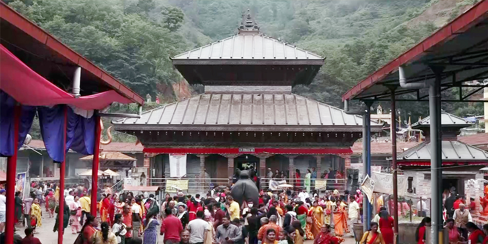 भक्तजनले शिला छोएर पूजा गर्न पाउने
