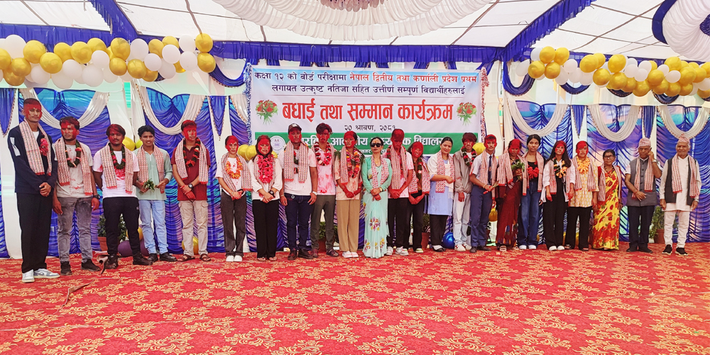 इगरब्रिज विद्यालयकी छात्रा सृष्टि अधिकारी विज्ञान संकायमा नेपाल द्वितीय भएपछि विद्यालयमा उत्सव